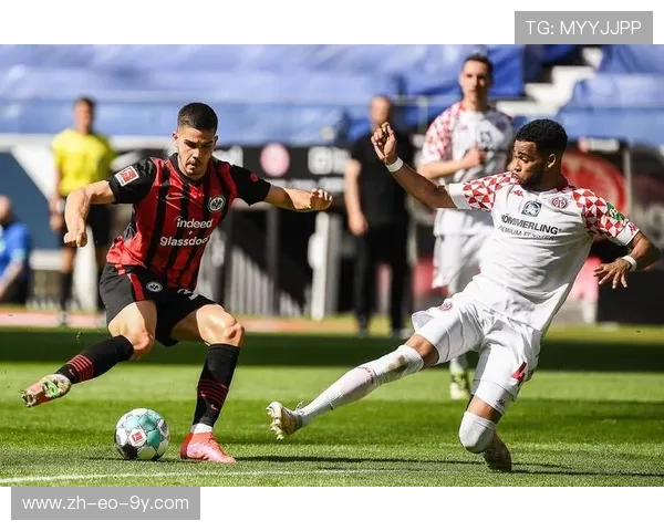 探讨足球比赛中球员佩戴配饰的安全规范及其对比赛表现影响趋势性